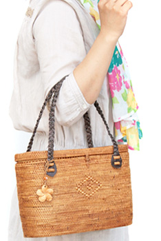 アタバッグ■ふた付き　革三つ編　手提げ　草木模様