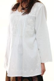 リボン付き刺しゅうトップス