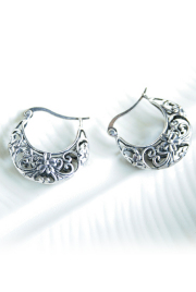 花モチーフ三日月ピアス