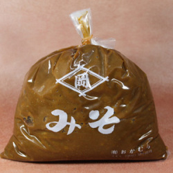 【おかむら】赤味噌/中味噌 800g（袋）
