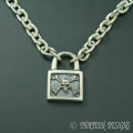 THIRTEEN DESIGNS(�����ƥ�����ǥ�����)   SMALL XBONE  SKULLLOCK NECKLACE NS��KP-NS2��