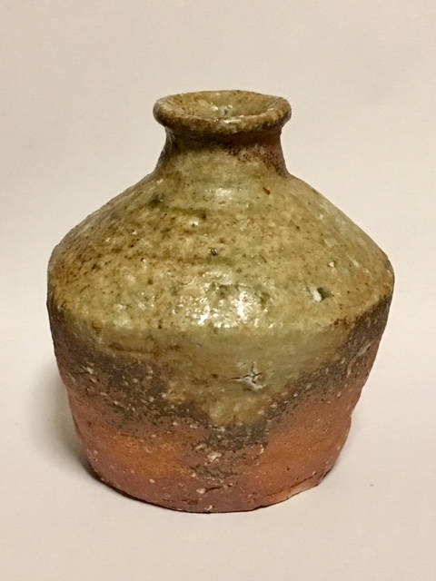 20. Shigaraki tokkuri (sak&#233; flask)