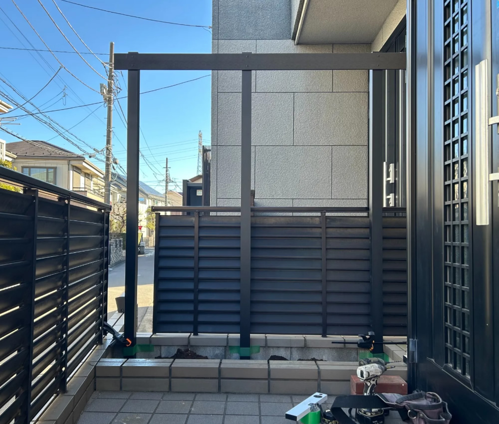 上段の板材を貼ったところです。