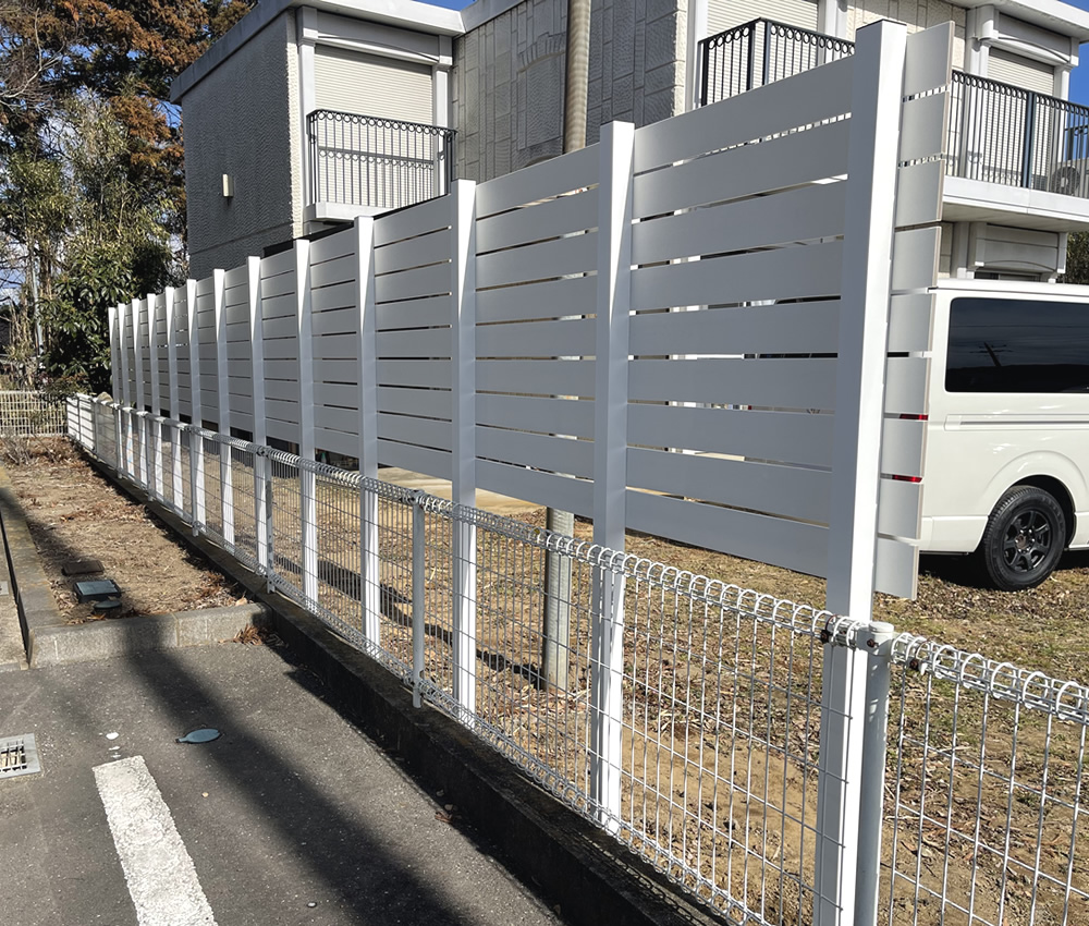 汚れも付きにくいこだわりのフェンス材ですので、末長くきれいな状態をお楽しみいただけると思います。