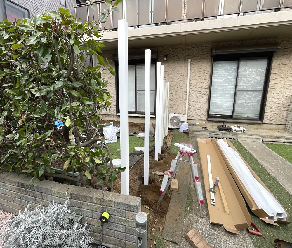 植栽が撤去された場所に人工木フェンスを立てていきます。