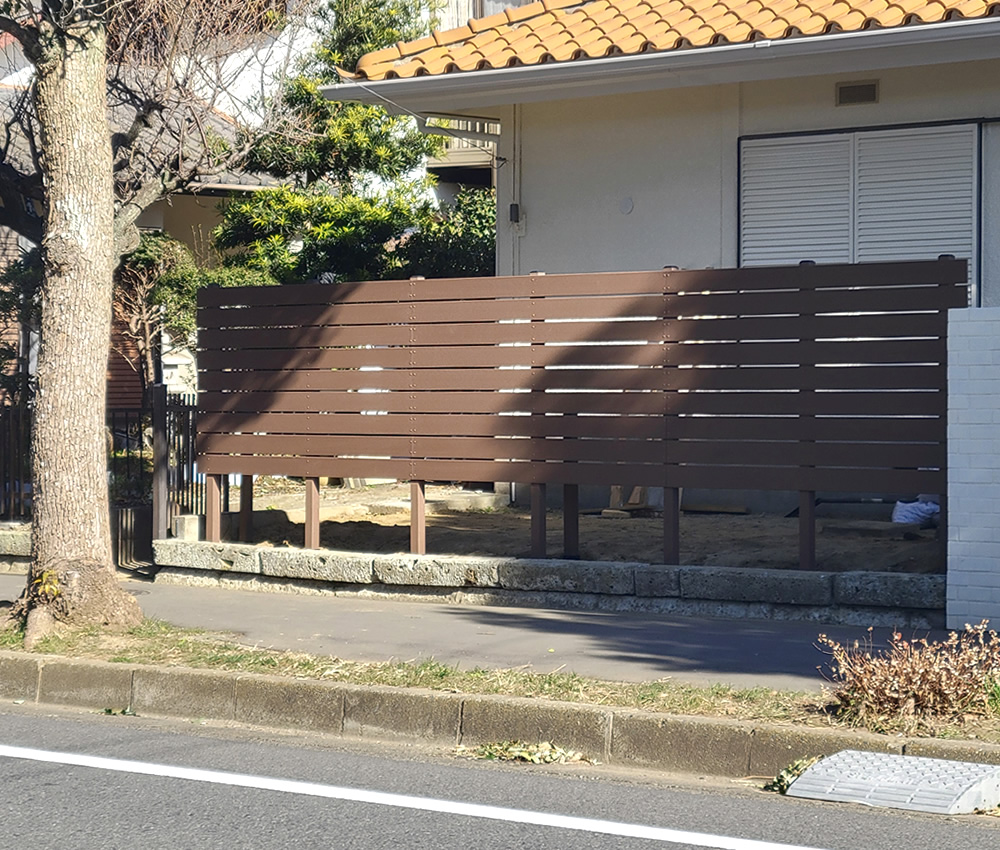 ブラウン色の人工木フェンスが完成しました。