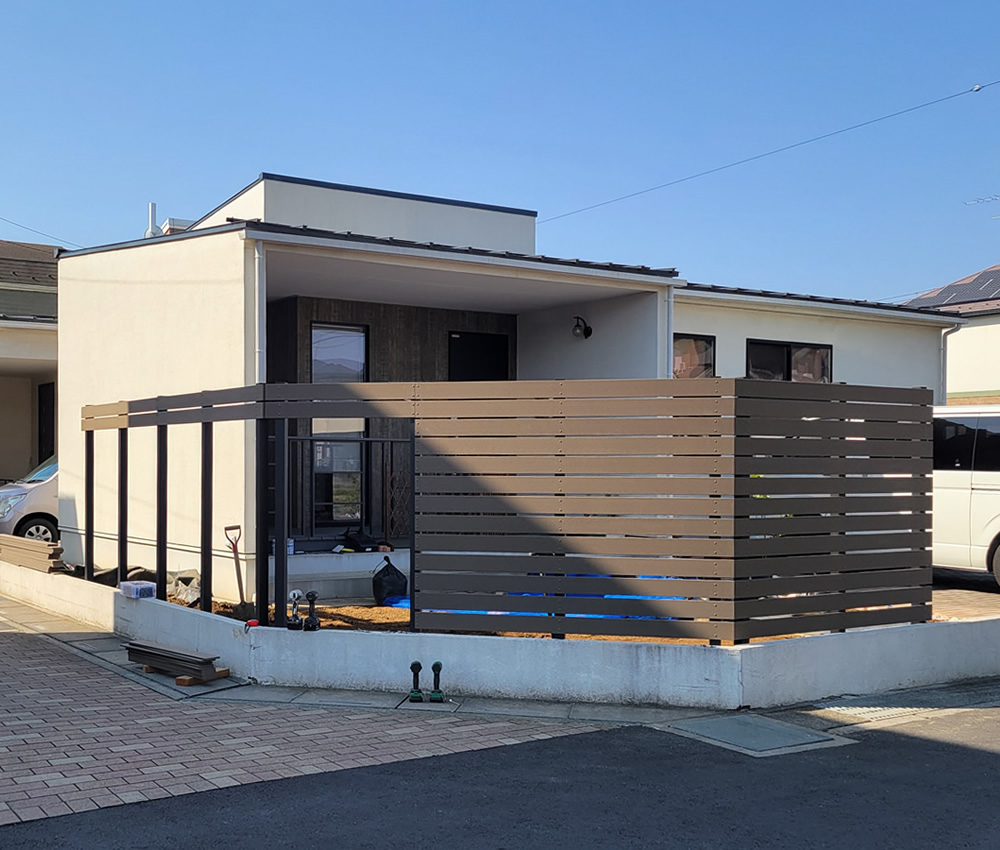 ダークブラウン色の人工木フェンスをご採用いただきました