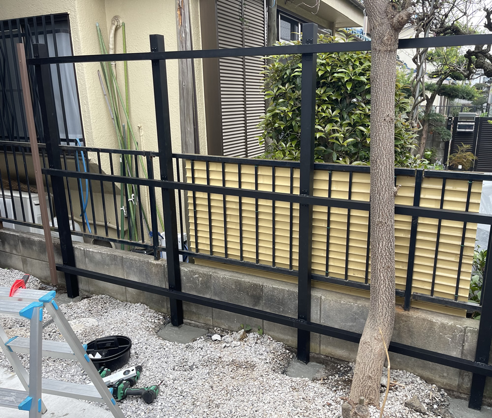 人工木縦格子材をビス留めしていきます。