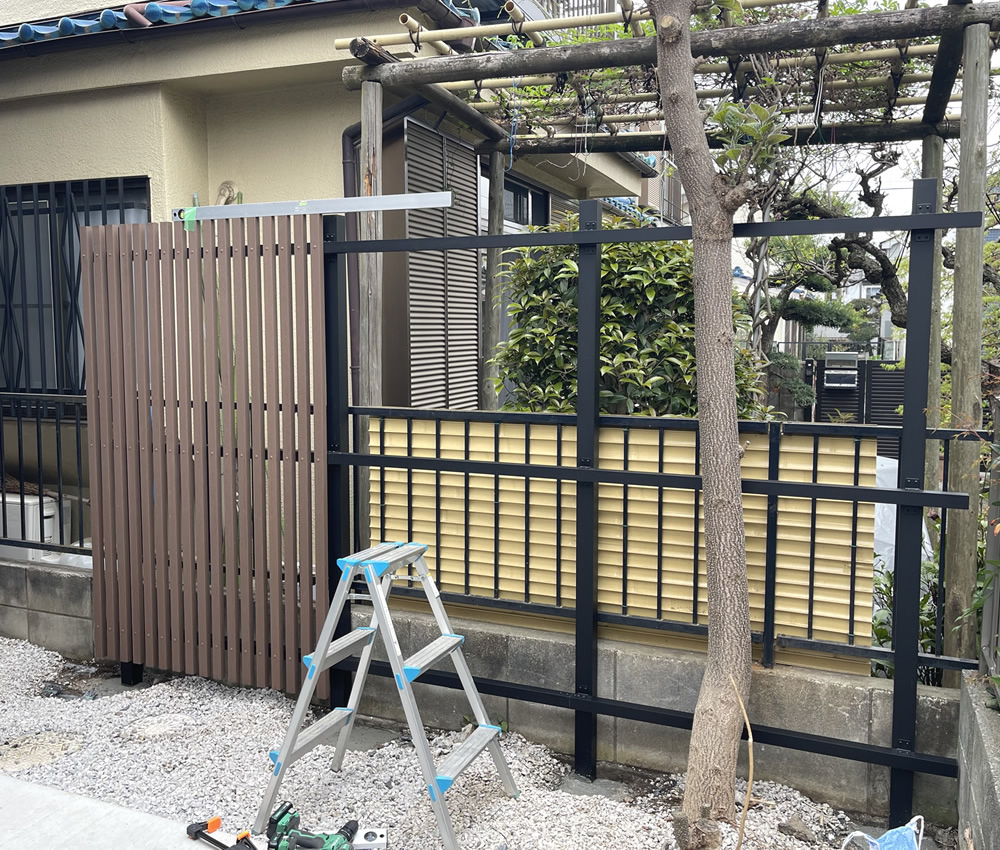 縦格子材を仕上げていきます。