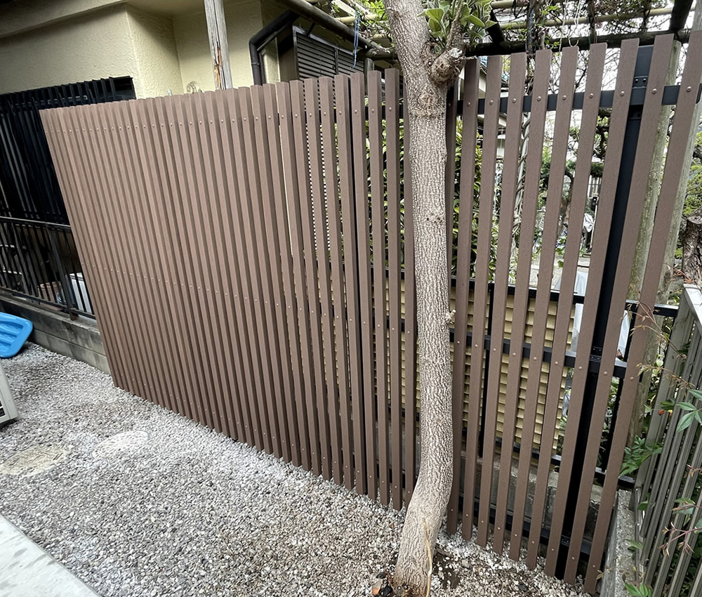 縦格子の隙間は約30ミリ間隔としています。