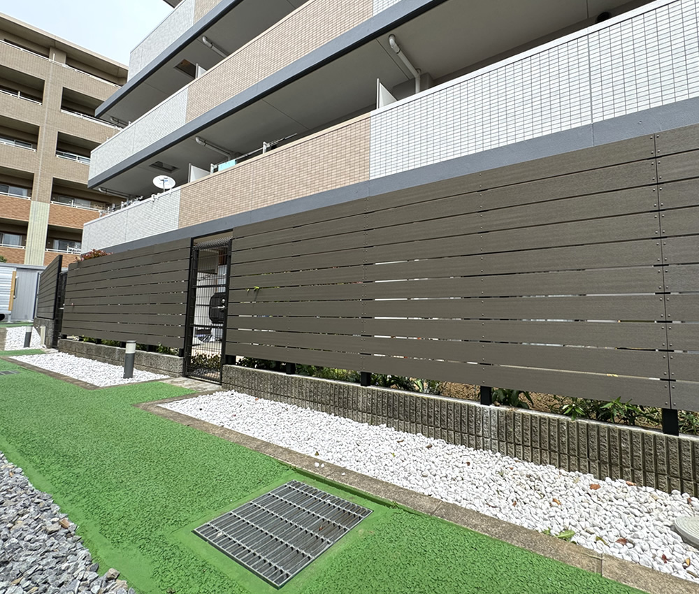 マンション周りの人工木フェンス完成