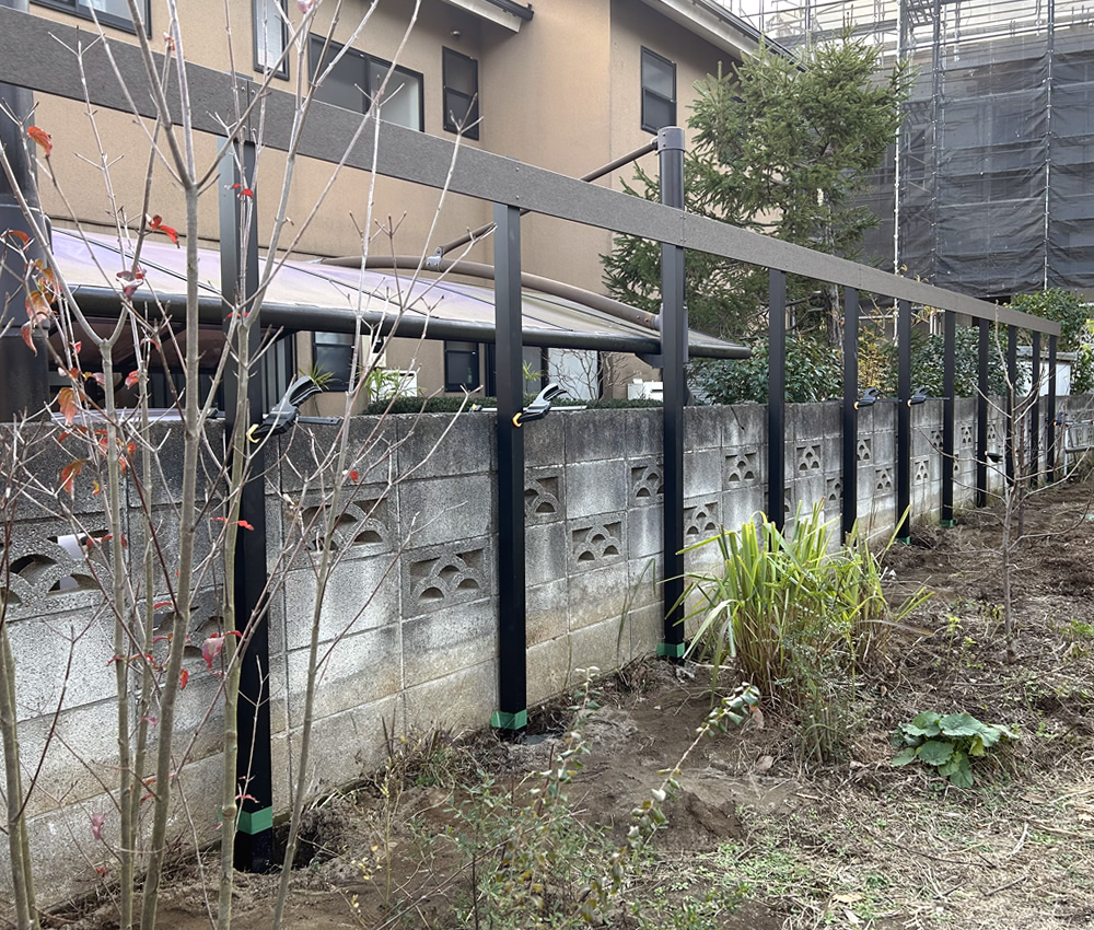 人工木材を上段のみ貼ったところです。