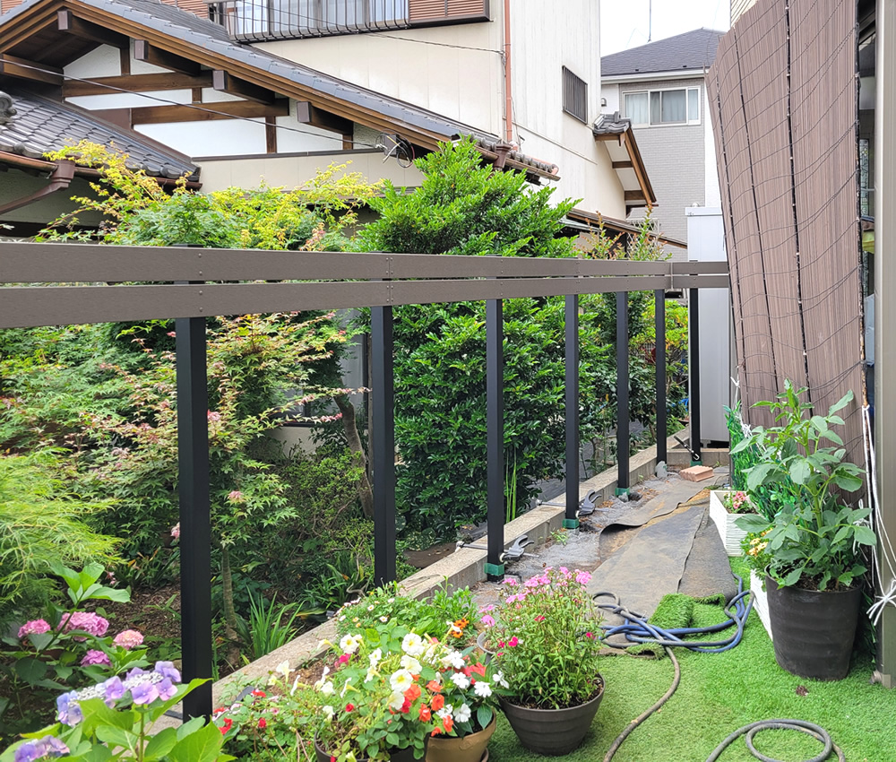 上段の人工木材を貼ったところです。