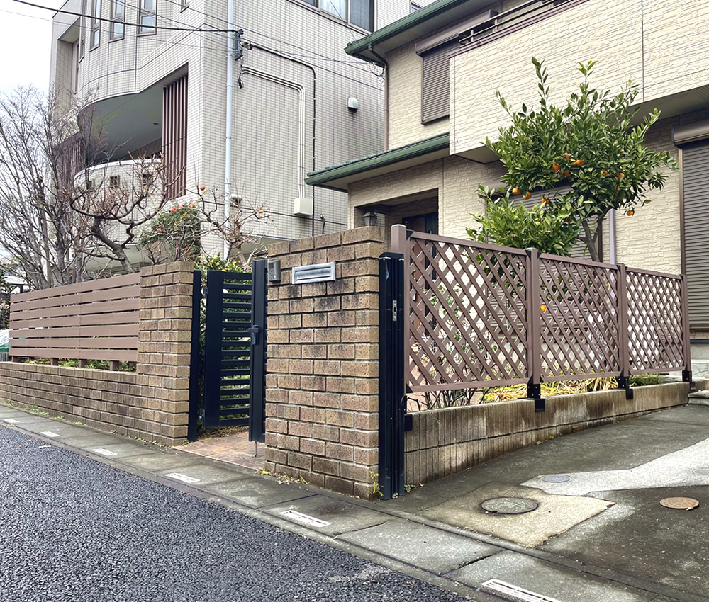 ブラウン調の同系色でお庭が囲まれました。