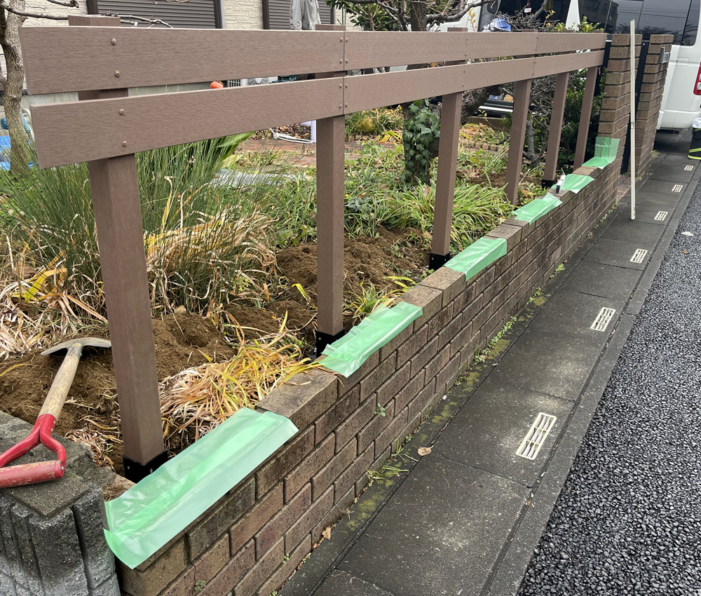 人工木ポスト、人工木フェンスを設置しているところです