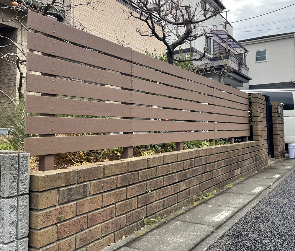 板材の隙間は15ミリ間隔としてます。