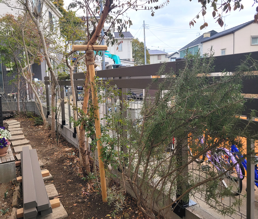 ブロック金具設置→人工木ポスト→人工木材の貼り付けの順で作業を進めています。