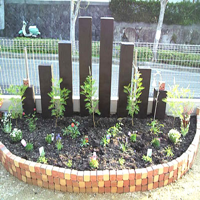 雨に濡れても腐らないFRP軽量枕木2100 - JAN4069 花壇の枕木設置風景