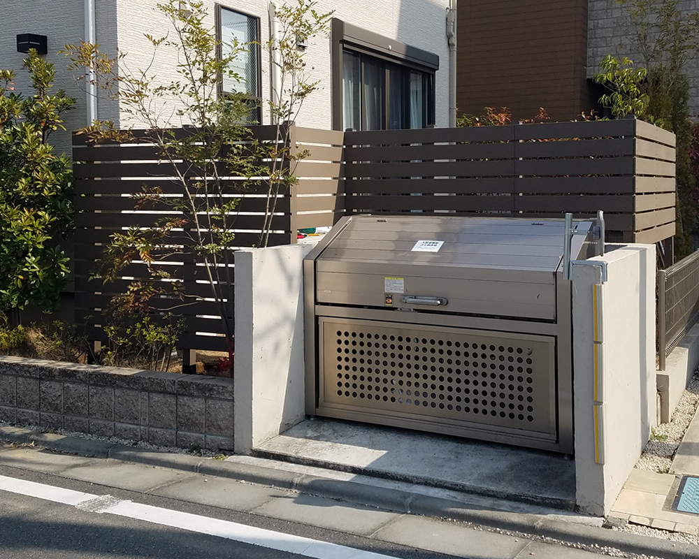 15ミリ間隔で人工木材を設置