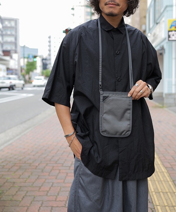 モノリス/MONOLITH NECK POUCH STANDARD S - STONE GRAY - モノリス/MONOLITH NECK POUCH STANDARD S - STONE GRAY -