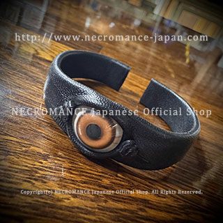 【数量限定 ご予約受付中】【ネクロマンス NECROMANCE】 レザー義眼バングル Leather Eye Bangle ＜ブラウン/Brown/茶色＞ 目玉 革