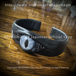 【数量限定 ご予約受付中】【ネクロマンス NECROMANCE】 レザー義眼バングル Leather Eye Bangle ＜ブルーキャット/Blue Cat/青色猫目＞ 目玉 革