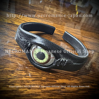 【数量限定 ご予約受付中】【ネクロマンス NECROMANCE】 ナローレザー義眼バングル Narrow Leather Eye Bangle ＜グリーンヘーゼル/Green Hazel＞ 目玉 革