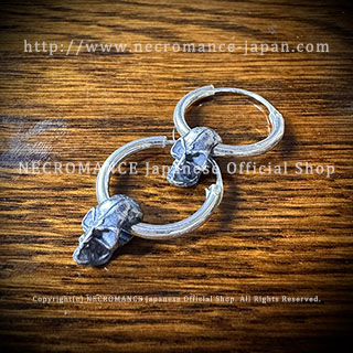 【ご予約受付中】【ネクロマンス NECROMANCE】 ２連スカルピアス ＜タイニースカル＞ Two Hoop Skull Pierce ＜Tiny Skull＞ 骸骨 頭蓋骨 お一人様一点