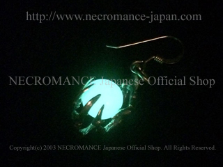 【ネクロマンス NECROMANCE】 ルミナスストーン ボーンハンドピアス Luminous Stone Bone Hand Pierce 夜光石 骸骨 Glow 蓄光