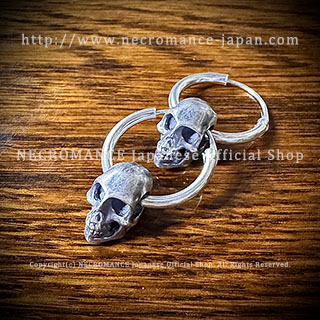 【ネクロマンス NECROMANCE】 2連スカルピアス ＜ミドルスカル＞ Two Hoop Skull Pierce ＜Middle Skull＞ 骸骨