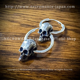 【ネクロマンス NECROMANCE】 2連スカルピアス ＜ミディアムスカル＞ Two Hoop Skull Pierce ＜Mediun Skull＞ 骸骨