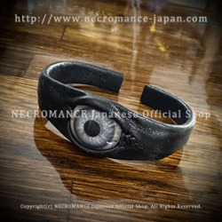【数量限定 ご予約受付中】【ネクロマンス NECROMANCE】 ナローレザー義眼バングル Narrow Leather Eye Bangle ＜グレー/Gray＞ 目玉 革