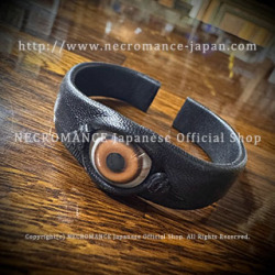 【数量限定 ご予約受付中】【ネクロマンス NECROMANCE】 レザー義眼バングル Leather Eye Bangle ＜ブラウン/Brown/茶色＞ 目玉 革