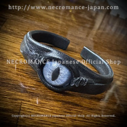 【数量限定 ご予約受付中】【ネクロマンス NECROMANCE】 ナローレザー義眼バングル Narrow Leather Eye Bangle ＜ブルーキャット/Blue Cat/青色猫目＞ 目玉 革