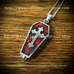 【ネクロマンス NECROMANCE】 シルバーラージ棺桶クロスネックレス Silver Large Coffin Cross Necklace ＜レッド/Red/赤＞ 棺桶 十字架 骸骨