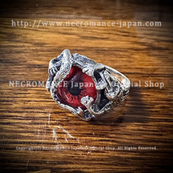 【特別限定版】【ネクロマンス NECROMANCE】 シルバーロールドラゴン義眼リング Silver Roll Dragon Glass Eye Ring ＜ヴァンパイア レッド/Vampire Red/赤＞ 龍 目玉