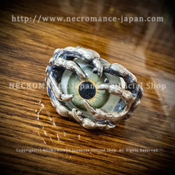 【ご予約受付中】【ネクロマンス NECROMANCE】シルバーボーンハンド義眼リング Silver Bone Hand Glass Eye Ring ＜グリーン/Green/緑＞目玉 骸骨