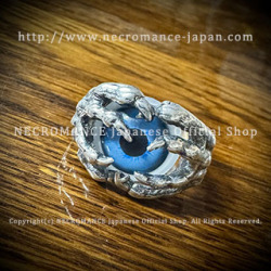 【ネクロマンス NECROMANCE】ボーンハンド義眼リング Bone Hand Glass Eye Ring ＜ブライトブルー/Bright Blue/青＞目玉 骸骨
