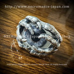 【ネクロマンス NECROMANCE】シルバーボーンハンド義眼リング Silver Bone Hand Glass Eye Ring ＜ブルーグレー/Blue Gray＞目玉 骸骨