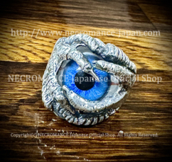 【ネクロマンス NECROMANCE】【数量限定受注生産】 シルバーイーヴィルクロー義眼リング Silver Evil Crow Glass Eye Ring ＜ブライトブルー/Bright Blue/青＞ 目玉 邪悪 爪