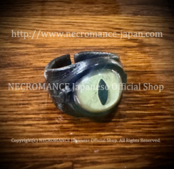 【数量限定 ご予約受付中】【ネクロマンス NECROMANCE】 レザー義眼リング Leather Eye Ring ＜グリーンキャット/Green Cat/緑色猫目＞ 目玉 革