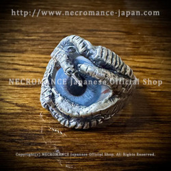 【ネクロマンス NECROMANCE】【数量限定受注生産】 シルバーイーヴィルクロー義眼リング Silver Evil Crow Glass Eye Ring ＜ライトブルー/Lrigt Blue/青＞ 目玉 邪悪 爪