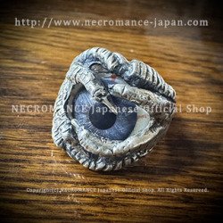 【ネクロマンス NECROMANCE】【数量限定受注生産】 シルバーイーヴィルクロー義眼リング Silver Evil Crow Glass Eye Ring ＜ブルーグレー/Blue Gray＞ 目玉 邪悪 爪