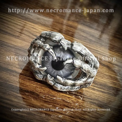 【ご予約受付中】【ネクロマンス NECROMANCE】シルバーボーンハンド義眼リング Silver Bone Hand Glass Eye Ring ＜グレー/Gray＞目玉 骸骨
