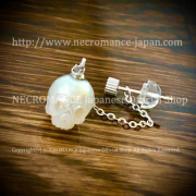 【ネクロマンス NECROMANCE】 ドロップ スカル パール ピアス ＜ホワイト/White/白色＞ Drop Skull Pearl Pierce 真珠 淡水パール 骸骨