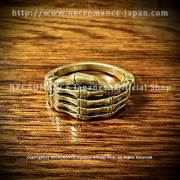 【新規販売開始セール中】【ネクロマンス NECROMANCE】 ボーンハンドリング ＜ブラス/Brass＞ Bone Hang Ring 骸骨 Skeleton スケルトン 真鍮 指輪
