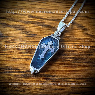 【ネクロマンス NECROMANCE】 シルバー棺桶クロスネックレス Silver Coffin Cross Necklace ＜ブルー/Blue/青＞ 棺桶 十字架