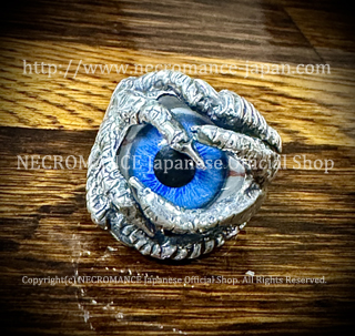 【ネクロマンス NECROMANCE】【数量限定受注生産】 シルバーイーヴィルクロー義眼リング Silver Evil Crow Glass Eye Ring ＜ブライトブルー/Bright Blue/青＞ 目玉 邪悪 爪