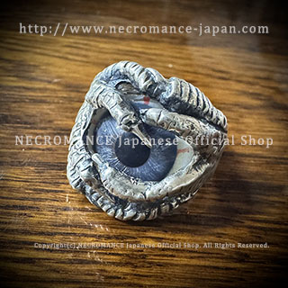 【ネクロマンス NECROMANCE】【数量限定受注生産】 シルバーイーヴィルクロー義眼リング Silver Evil Crow Glass Eye Ring ＜ブルーグレー/Blue Gray＞ 目玉 邪悪 爪