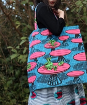 アフリカンプリントのフラットバッグLサイズ　ピンクテーブル